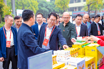 5-贺宇一行参观特优农产品展示区.jpg